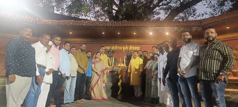 महात्मा ज्योतिबा फुले यांच्या 133 व्या पुण्यतिथीच्या पूर्वसंध्येला समई व पणत्या लावून भिडेवाडा येथे अभिवादन!
