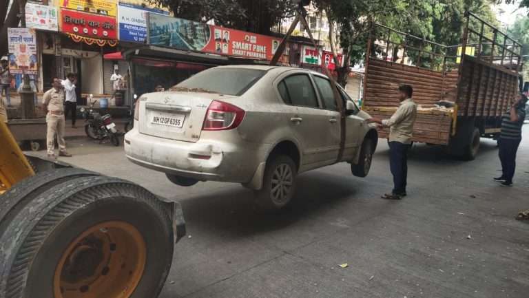 पुणे महापालिकेने उचलली रस्त्यावरील १३९ वाहने..पहा तुमची तर नाहीत ना …