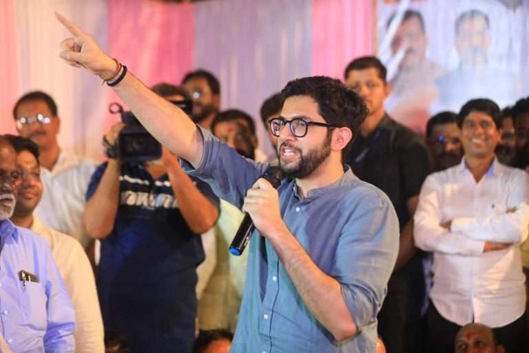 आदित्य ठाकरेंची एकनाथ शिंदेंवर घणाघाती टीका:नावापुढे हिंदुहृदयसम्राट लिहिले तरी गद्दारीचा शिक्का पुसला जाणार नाही