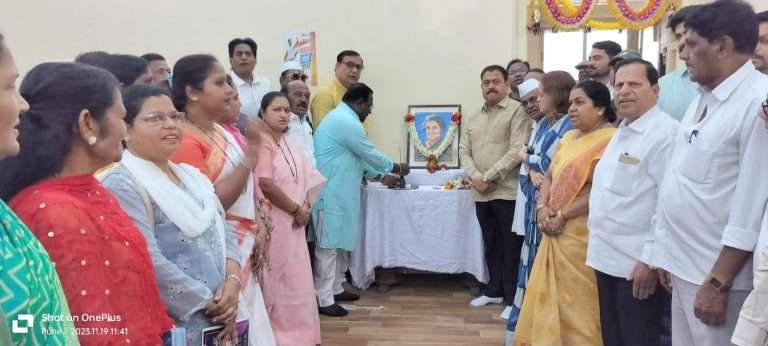 पुणे काँग्रेसच्या वतीने स्व. इंदिराजी गांधी यांच्या १०६ व्या जयंती निमित्त अभिवादन