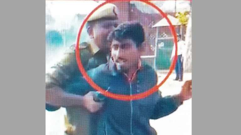 एवढे दिवस रोजगार मिळाला नसल्यामुळे तो काय करणार? वाचला तर येईल अन्यथा तिकडेच मरेल-अमोल शिंदेच्या आई-वडिलांनी व्यक्त केली व्यथा