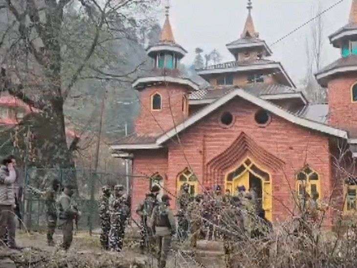 निवृत्त SSPची गोळ्या झाडून हत्या:बारामुल्लामध्ये नमाज अदा करत असताना दहशतवाद्यांचा गोळीबार