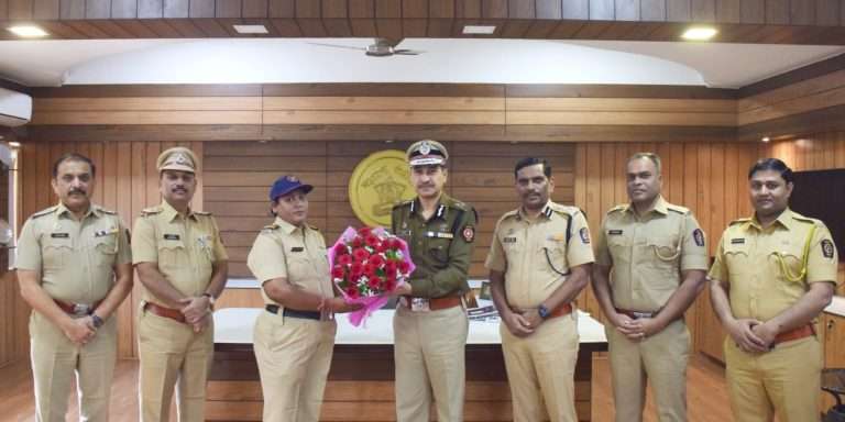 पोलिस अमलदार सीमा वळवी यांचा पोलिस आयुक्तांकडून सत्कार