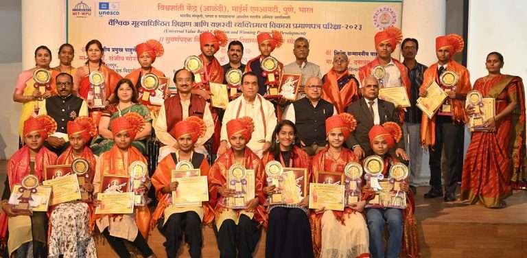 सकारात्मक गोष्टींसाठी विद्यार्थ्यांनी उर्जेचा वापर करावाप्रा.डॉ. दत्तात्रय तापकीर यांचा सल्ला : एमआयटी तर्फे सुवर्णपदक विजेत्या सर्वोत्कृष्ट विद्यार्थ्यांचा सन्मान सोहळा