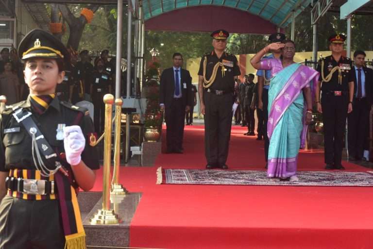 पुणे येथील सशस्त्र दल वैद्यकीय महाविद्यालयाला राष्ट्रपतींच्या हस्ते प्रेसिडेंट्स कलर सन्मान प्रदान