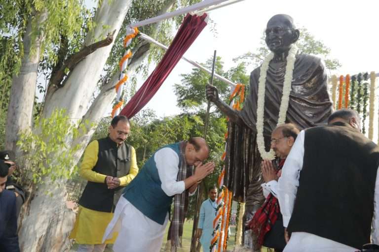 राजनाथ सिंह यांनी महात्मा गांधी यांच्या दहा फूट उंच पुतळ्याचे केले अनावरण