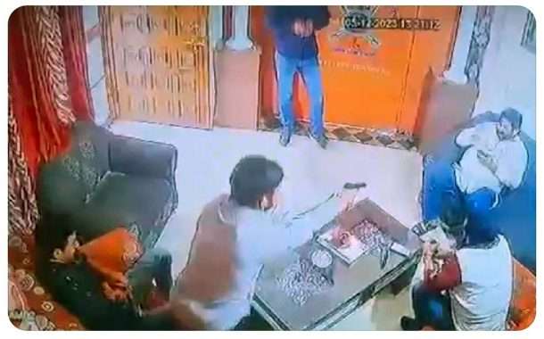 करणी सेनेच्या राष्ट्रीय अध्यक्षाची हत्या, VIDEO:गोगामेडी यांच्यावर घरात घुसून गोळीबार; एक तरुणही ठार; गोदारा गँगने घेतली जबाबदारी