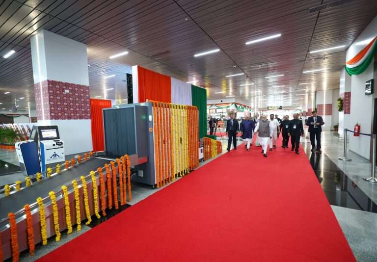 पंतप्रधान नरेंद्र मोदी यांनी गुजरातमधील सुरत विमानतळावरील नवीन टर्मिनल इमारतीचे केले उद्घाटन