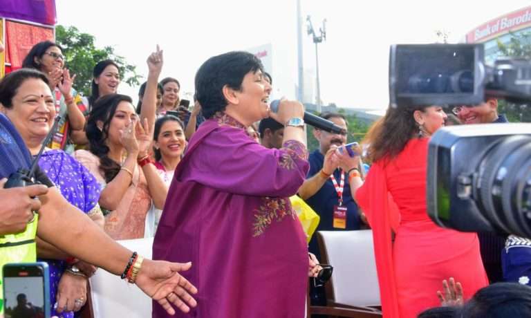 अभिनेत्री सोनाली बेंद्रे, सोनाली कुलकर्णी, गायिका फाल्गुनी पाठक यांच्यासह अनेक नामवंत आणि 5 हजार हुन अधिक महिलांनी नोंदवला ‘वन भारत सारी वॉकेथॉन’ मध्ये सहभाग