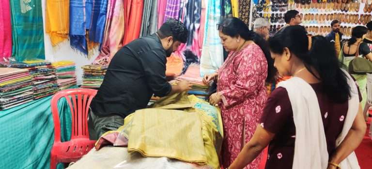 ‘दस्तकारी हाट-काश्मीर एक्स्पो’ला पुणेकरांचा चांगला प्रतिसाद