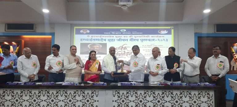 ‘इस्माईलसाहेब मुल्ला जीवनगौरव’ पुरस्काराचे उच्च व तंत्र शिक्षण मंत्री चंद्रकांत पाटील यांच्या हस्ते वितरण