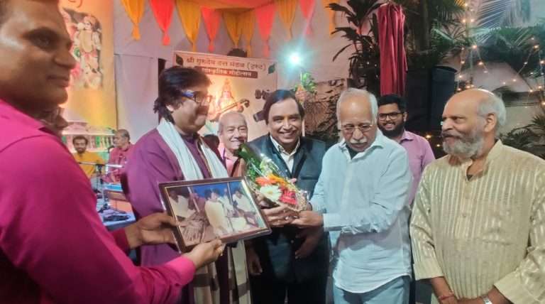सांस्कृतिक महोत्सवात पं.शौनक अभिषेकी यांचा सत्कार