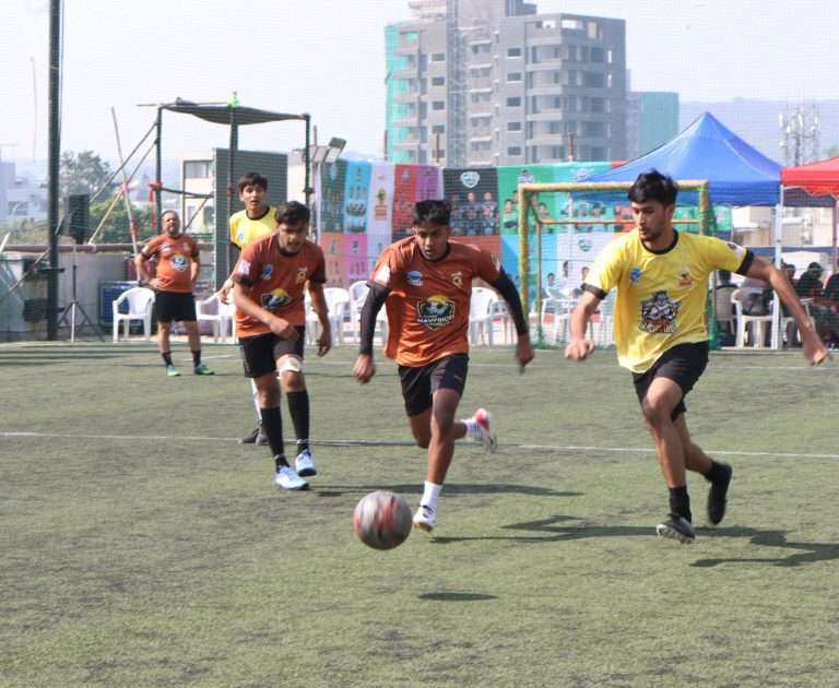 रॉयल्स, स्पार्टन्सची विजयी सलामी-महेश सेवा संघ युवा समितीतर्फे आयोजित न्याती माहेश्वरी फुटबाॅल लीग