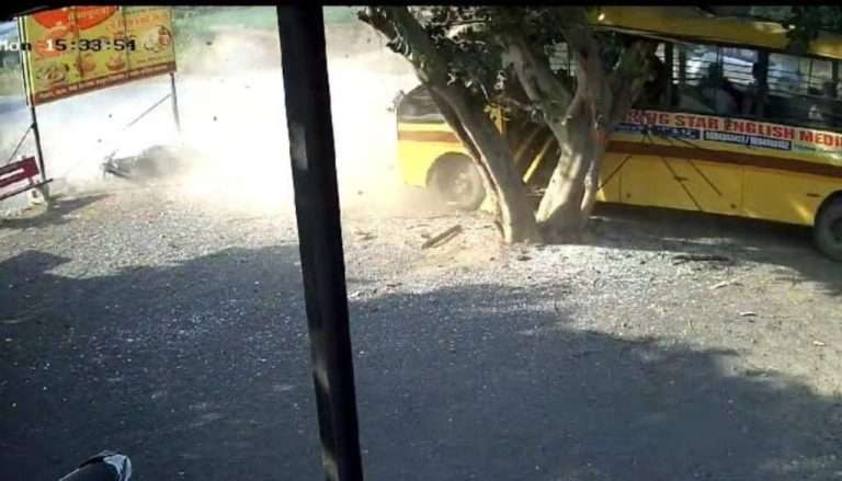 पुण्यात स्कूल बस झाडाला आदळली, काही मुले जखमी, भीतीने किंचाळली मुले…