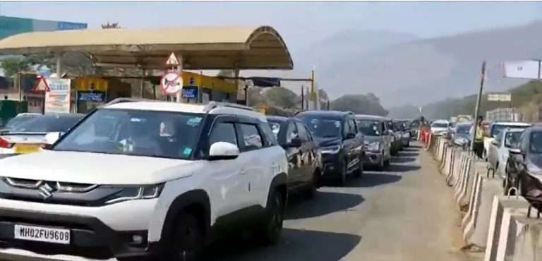 खंडाळा घाटात मोठी वाहतूक कोंडी;उर्से टोलनाक्यावर वाहनांच्या लांबच लांब रांगा,१५-१५ मिनिटांचा ब्लॉक घेऊन वाहने सोडणार..