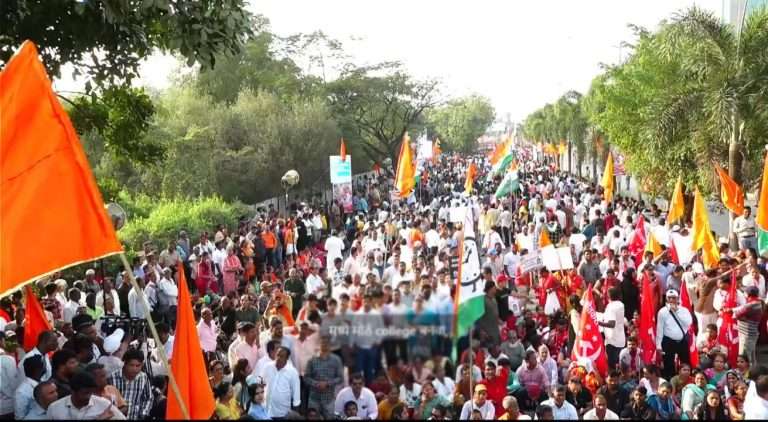 हे देवेंद्र फडणवीसांचे पाप-‘अदानी हटाओ, धारावी बचाओ’ठाकरेंचा मोर्चा