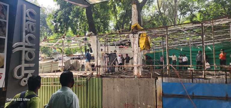 विनापरवाना मॉलवर,आणि ७० स्टॉलवर कारवाई