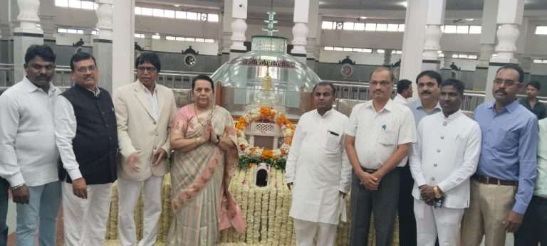 महापरिनिर्वाण दिन: विधानपरिषद उपसभापती डॉ. नीलम गोऱ्हे यांच्याकडून दीक्षाभूमीवर महामानव भारतरत्न डॉ बाबासाहेब आंबेडकर यांना अभिवादन