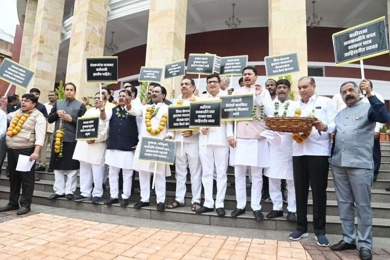 अधिवेशनाच्या पहिल्याच दिवशी विधानसभेच्या पायऱ्यांवर विरोधकांची जोरदार घोषणाबाजी.