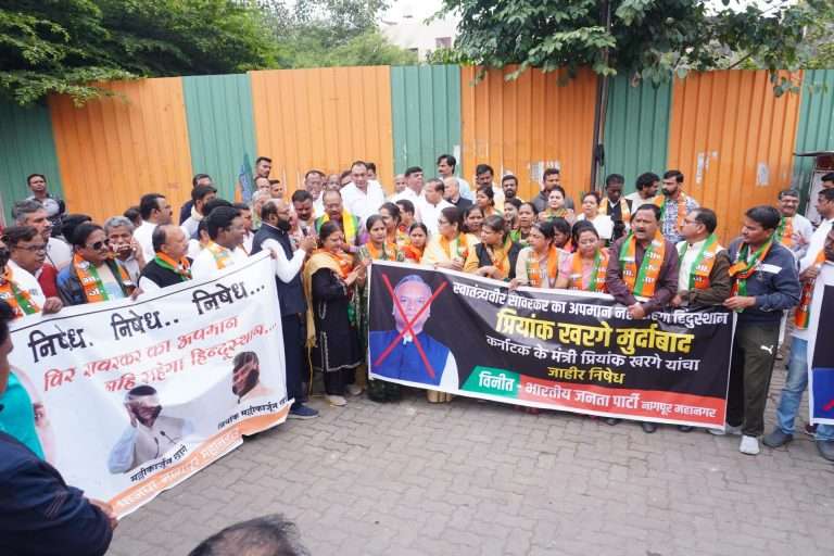 सावरकरांचा अपमान उद्धव ठाकरेंना मान्य आहे का? चंद्रशेखर बावनकुळे यांचा सवाल: प्रियांक खर्गेच्या विरोधात भाजपाचे राज्यभर आंदोलन