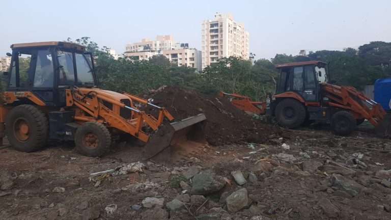 म्हात्रे पूल ते राजाराम पूल दरम्यान नदीकाठच्या अतिक्रमणांवर अखेरीस हाथोडा..