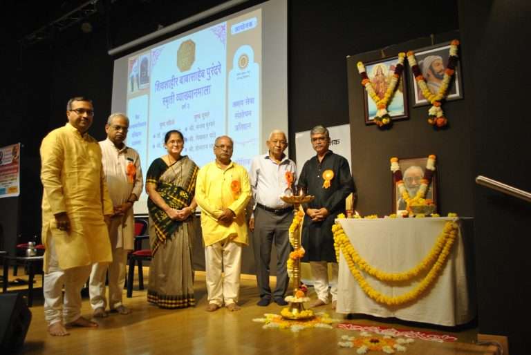 दुर्ग रायगडाचा इतिहास उलगडला…