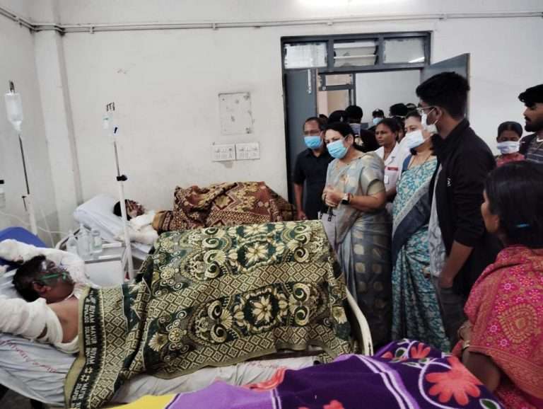 विधानपरिषदेच्या उपसभापती डॉ. नीलम गोऱ्हे यांनी जखमी रुग्णांची घेतली भेट