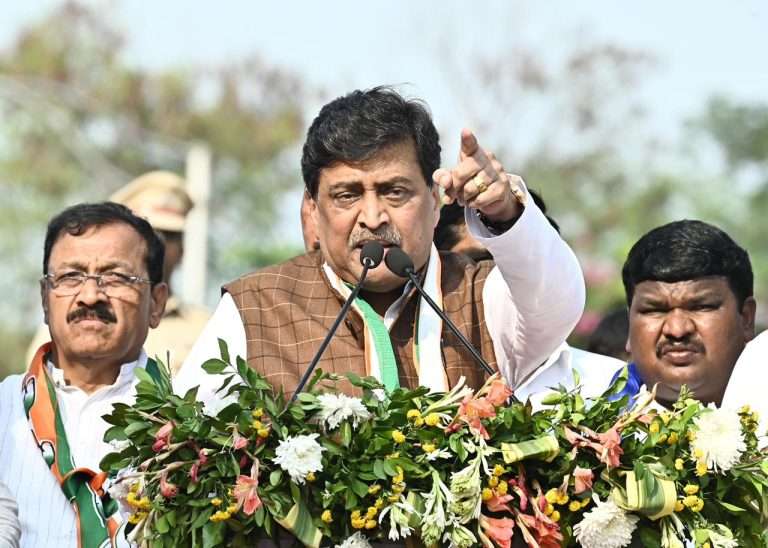 झोपी गेलेल्या सरकारला जागे करण्यासाठी काँग्रेसचा हल्लाबोल मोर्चा – अशोक चव्हाण