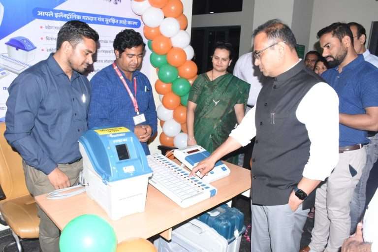 इलेक्ट्रॉनिक मतदान यंत्राच्या (ईव्हीएम) जनजागृती व प्रात्याक्षिक मोहिमेचा जिल्हाधिकारी डॉ. राजेश देशमुख यांच्या हस्ते शुभारंभ
