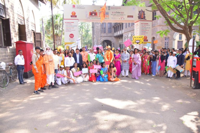“चला चला रे वाचू आपण पुस्तक, ज्ञानापुढे होऊन नतमस्तक”