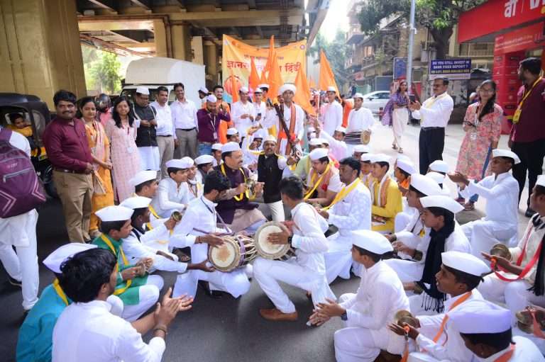 ज्ञानसरिता ग्रंथ दिंडीला उत्स्फूर्त प्रतिसाद