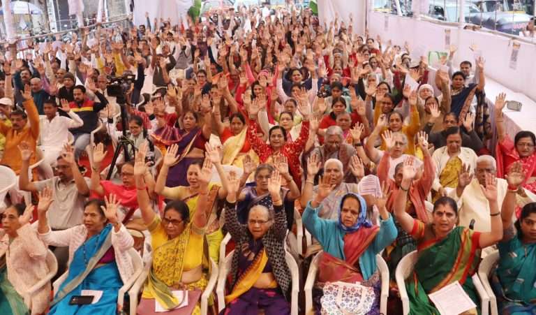 शेकडो भक्तांचा घोरात्कष्टात स्तोत्रपठणातून दत्तचरणी मंत्रघोष