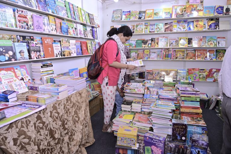 पुणे पुस्तक महोत्सवाला आतापर्यंत दीड लाख नागरिकांची भेट ; शालेय विद्यार्थी आणि युवकांची संख्या लक्षणीय