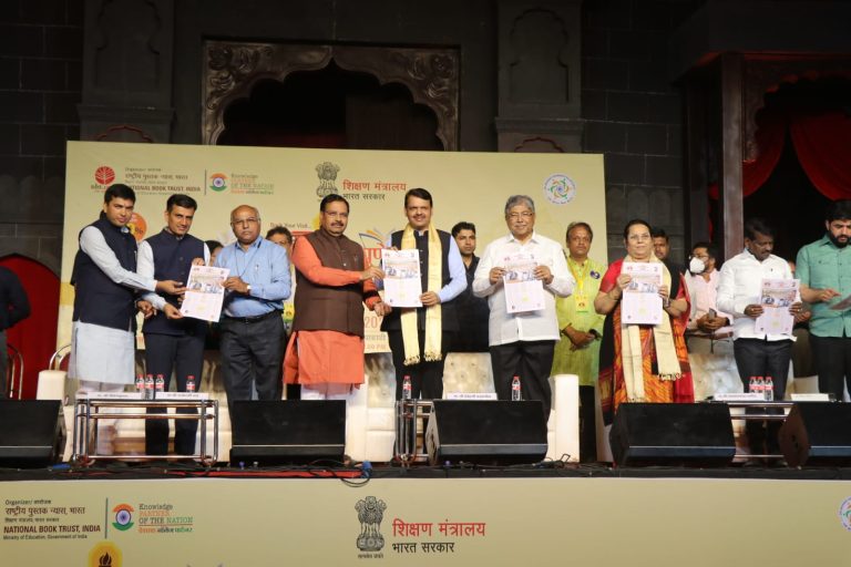 उपमुख्यमंत्री देवेंद्र फडणवीस यांची पुणे पुस्तक महोत्सवाला भेट