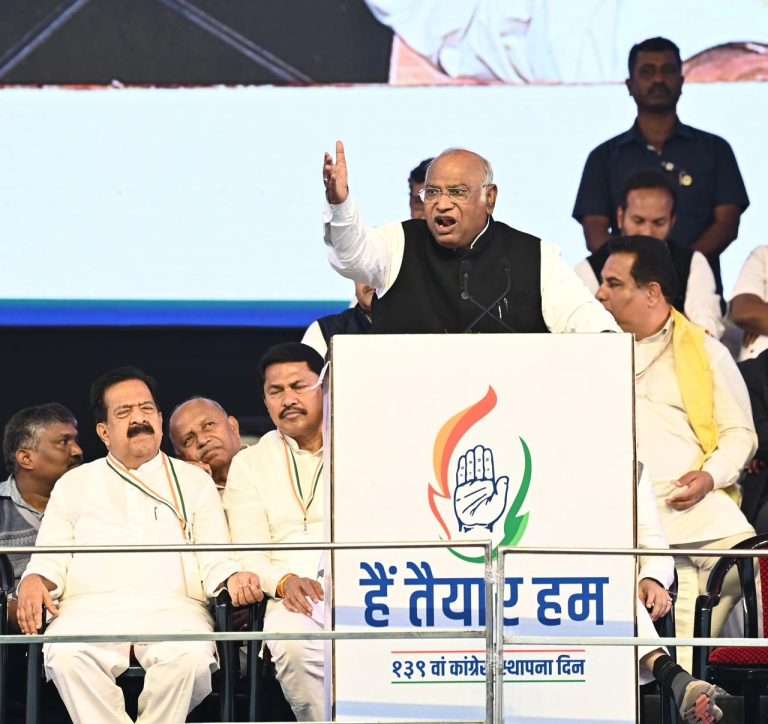 लोकशाहीची थट्टा करणाऱ्या मोदी व भाजपाला धडा शिकवा – मल्लिकार्जून खरगे.