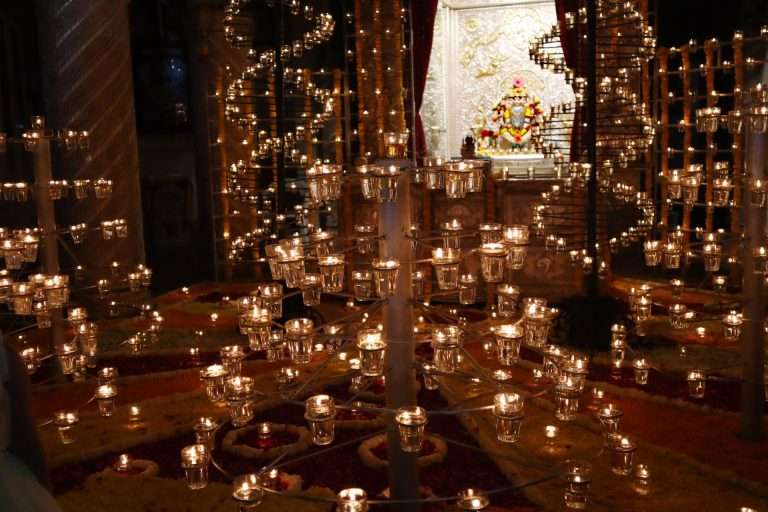 देवदिवाळीनिमित्त १० हजार पणत्यांनी उजळले लक्ष्मीबाई दगडूशेठ हलवाई दत्तमंदिर 