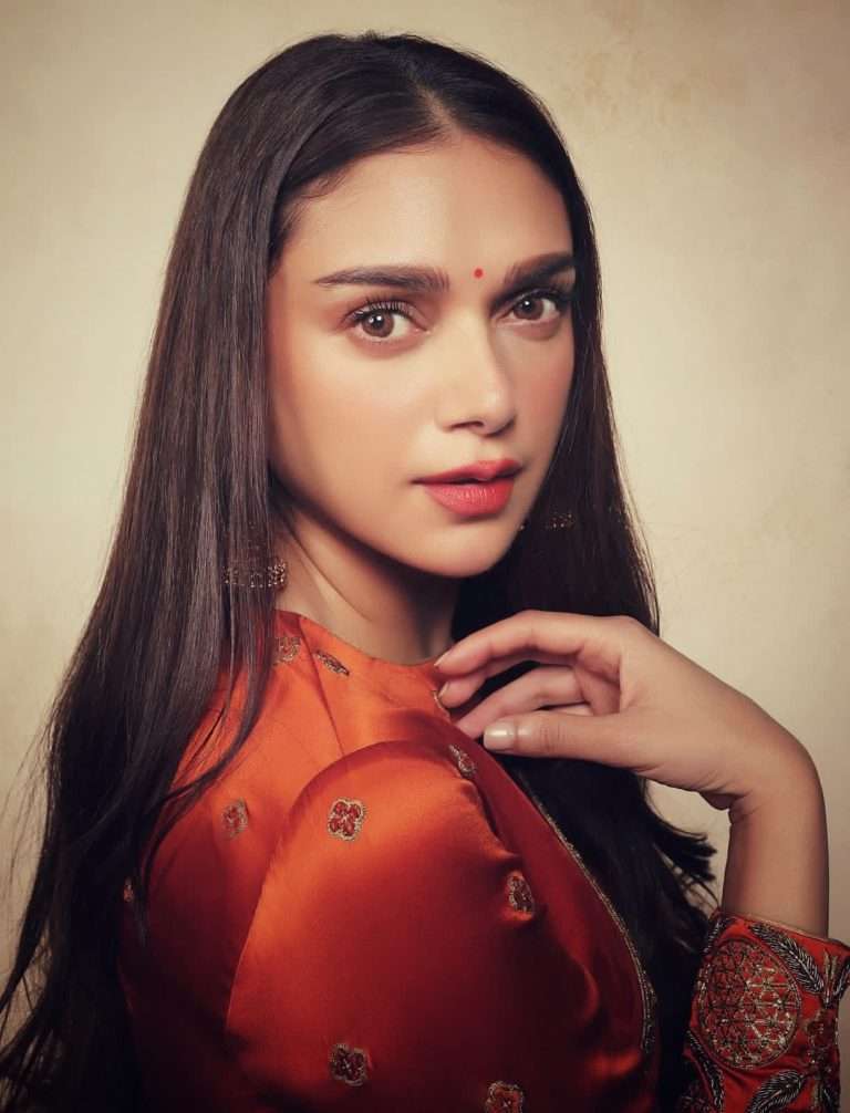 अदिती राव हैदरी हिने गलाट्टा अवॉर्ड्स 2023 मध्ये गोल्डन आयकॉन परफॉर्मर पुरस्कार पटकावला !