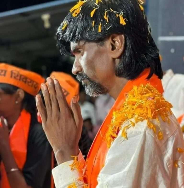 जरांगेंनी मागितली शिंदे, फडणवीस यांची माफी