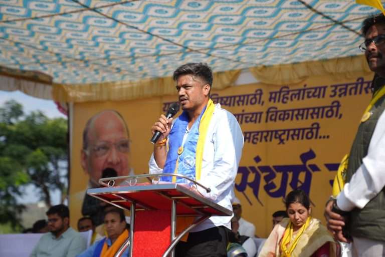 रोहित पवारांचा गंभीर आरोप:म्हणाले – एमआयएम पैसे घेऊन महाविकास आघाडीचे उमेदवार पाडण्यासाठी भाजपला मदत करते