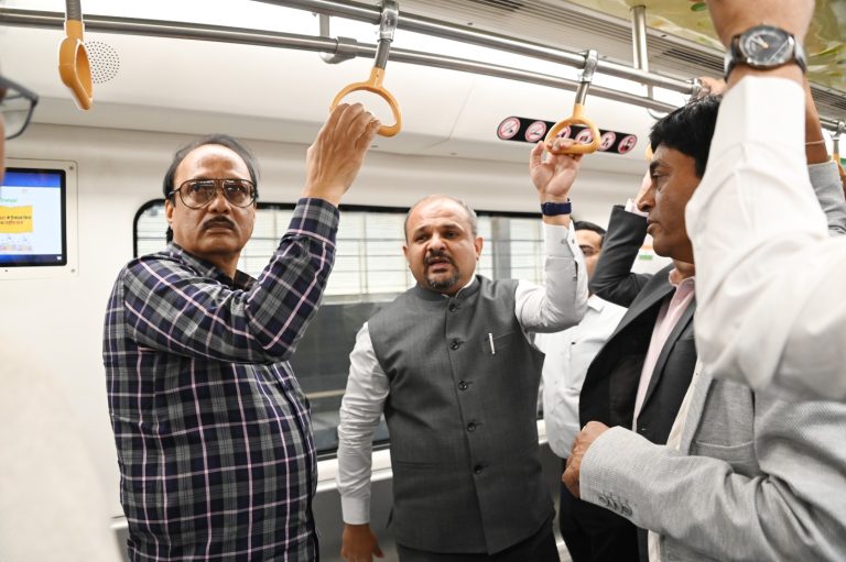 उपमुख्यमंत्री अजित पवार यांचा सिताबर्डी ते खापरी मेट्रो प्रवास