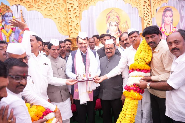श्रीराम कथा कार्यक्रमास उपमुख्यमंत्री देवेंद्र फडणवीस यांची भेट