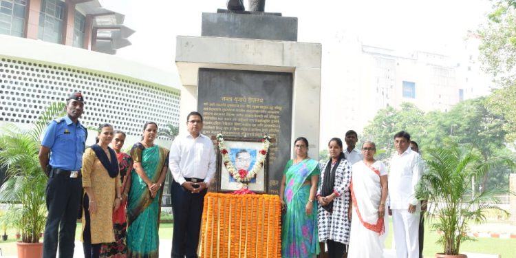 डॉ. बाबासाहेब आंबेडकर यांच्या महापरिनिर्वाण दिनानिमित्त विधानभवन येथे अभिवादन.