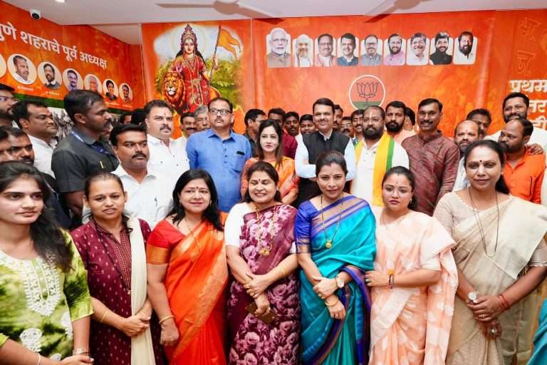 विविध क्षेत्रातील मान्यवरांचां शहर भाजपच्या एरंडवण्यातील डीपी रस्त्यावरील नूतन कार्यालयाला भेट देऊन शुभेच्छांचा वर्षाव