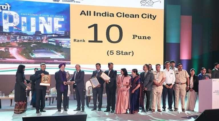  स्वच्छ सर्वेक्षणात पुणे शहराचा देशात 10 वा क्रमांक ! राष्ट्रपतींंच्या हस्ते दिल्लीतील  कार्यक्रमात आयुक्त विक्रम कुमारांनी स्वीकारला पुरस्कार