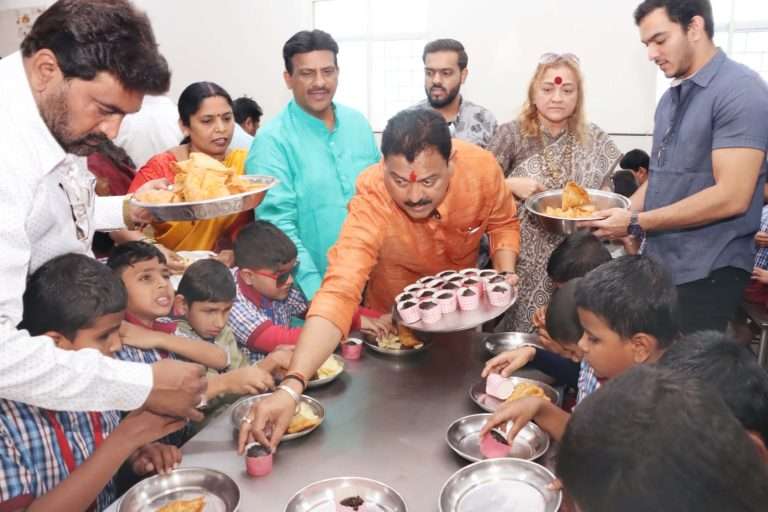 अरविंद शिंदे यांचा वाढदिवस कोरेगावपार्क येथील अंधशाळेमध्ये व वडगांवशेरी येथील स्व. रंगनाथन कर्णबधिर शाळेमध्ये साजरा.
