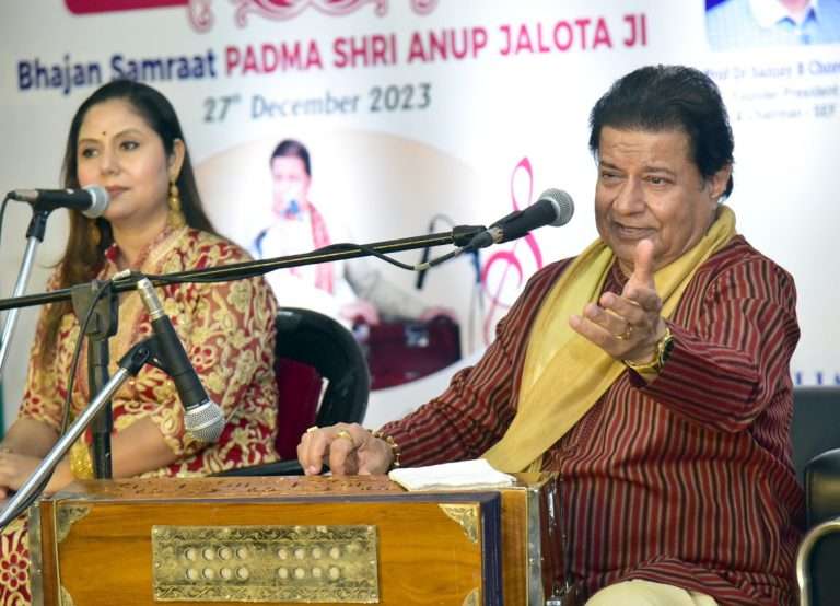 अनुप जलोटा यांच्या भजनांनी जिंकली रसिकांची मने