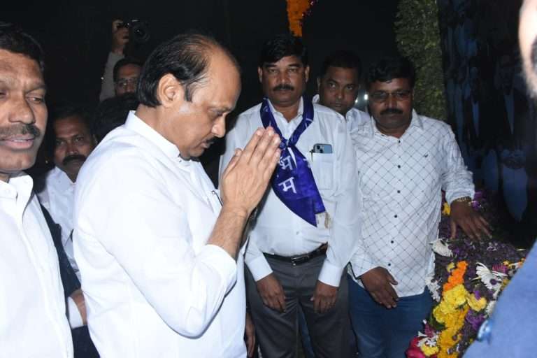 ऐतिहासिक विजयस्तंभास उपमुख्यमंत्री अजित पवार यांच्याकडून अभिवादन