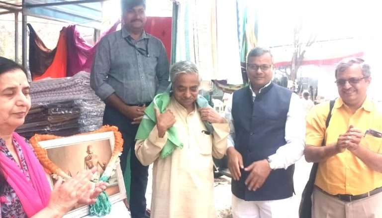 गांधीभवन येथे खादी प्रदर्शनास प्रारंभ 