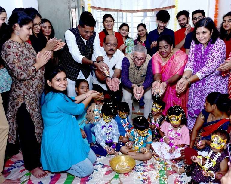 सहेली संस्थेतील चिमुकल्यांसोबत तरुणाईचे ‘आपुलकीचे बोरन्हाण’  