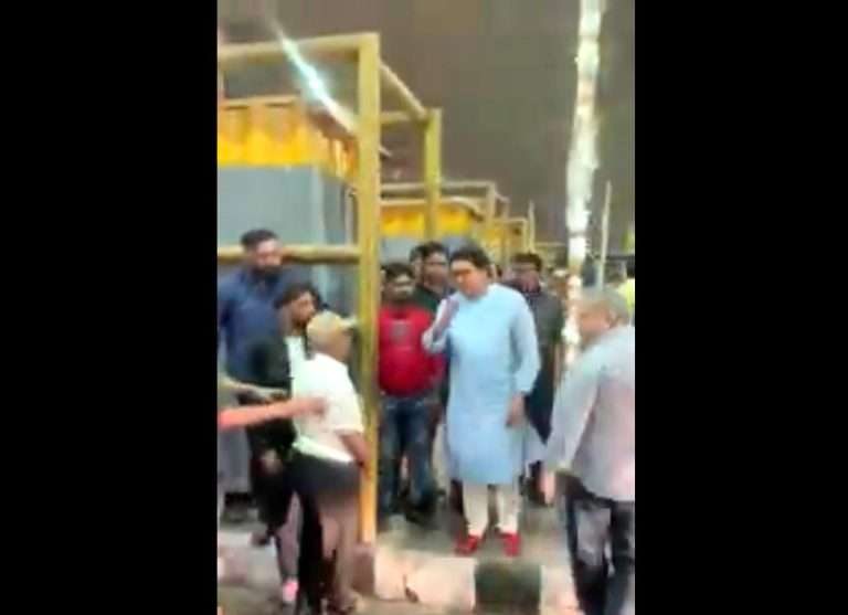 खालापूर टोलनाक्यावर अचानक उतरले राज ठाकरे:अँम्बुलन्सला मोकळा करून दिला रस्ता, ठाकरी शैलीत अधिकाऱ्यांना दिली तंबी
